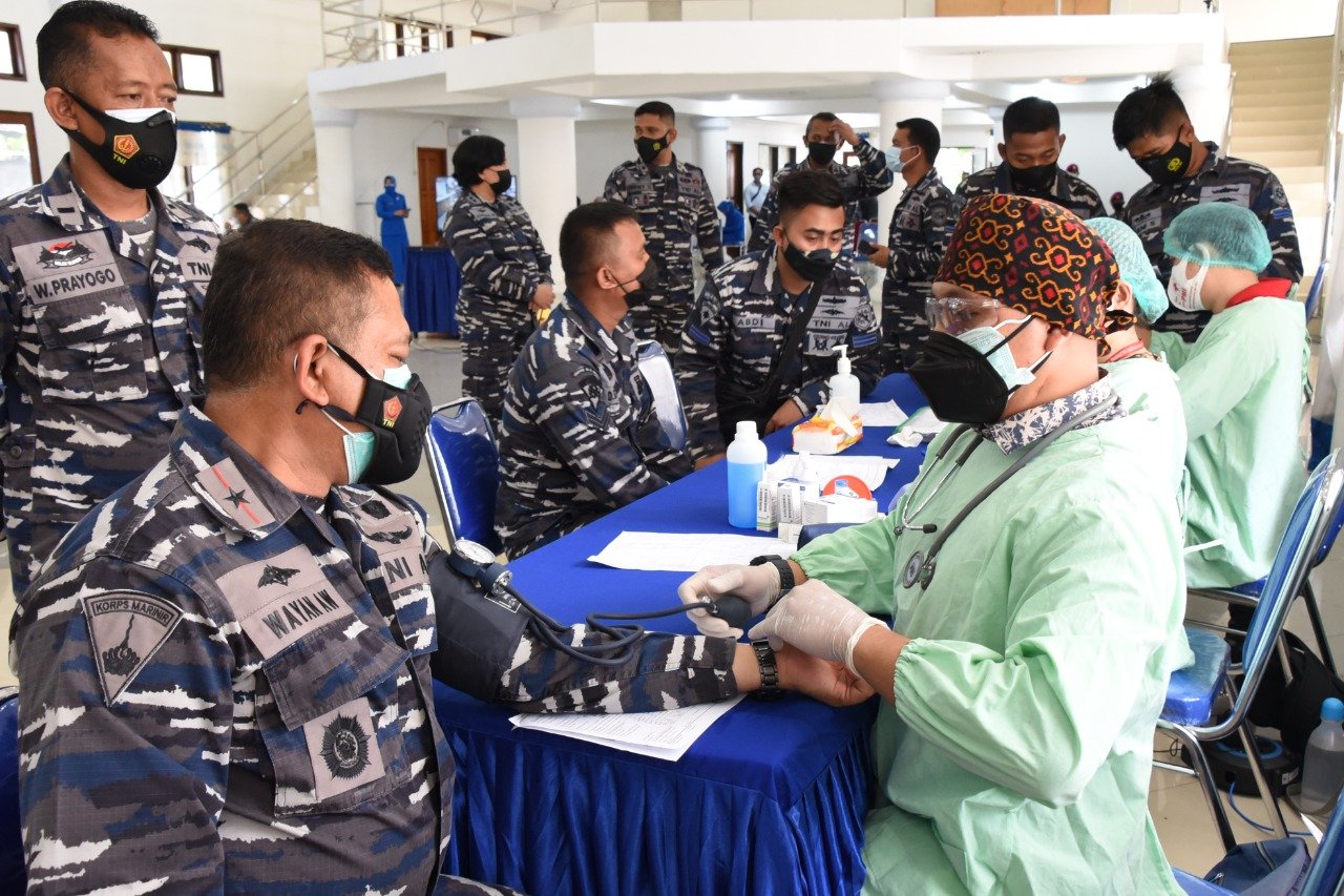 Komandan Lantamal VIII Manado Brigadir Jenderal TNI (Mar) I Wayan Ariwijaya Turun Langsung Mendonorkan Darah di Gedung Yos Sudarso, Markas Komando (Mako) Lantamal VIII (Foto : Ist)