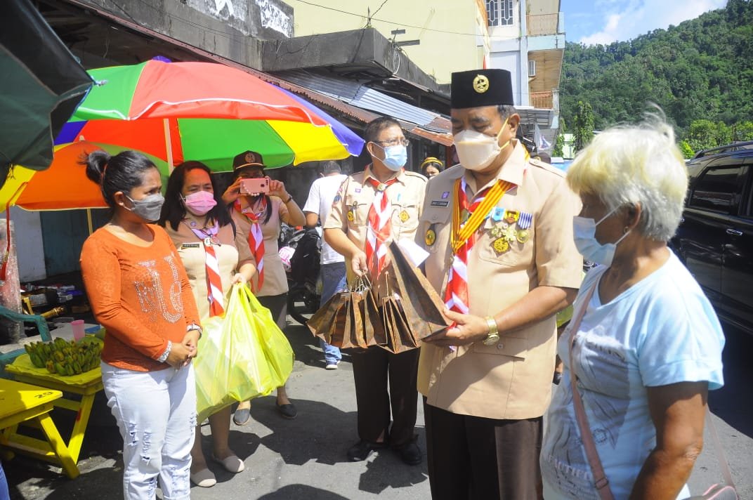 Ketua Pengurus Kwarcab Gerakan Pramuka Sangihe Jabes Ezar Gaghana Menyerahkan Bingkisan Bantuan Bagi Pedagang Pasar Towo'e (Foto : Ger/Lintasutara)