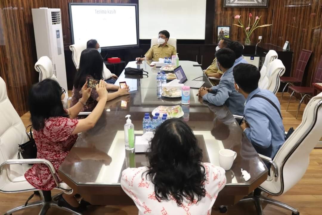 Andrei Angouw menerima kunjungan mahasiswa unsrat