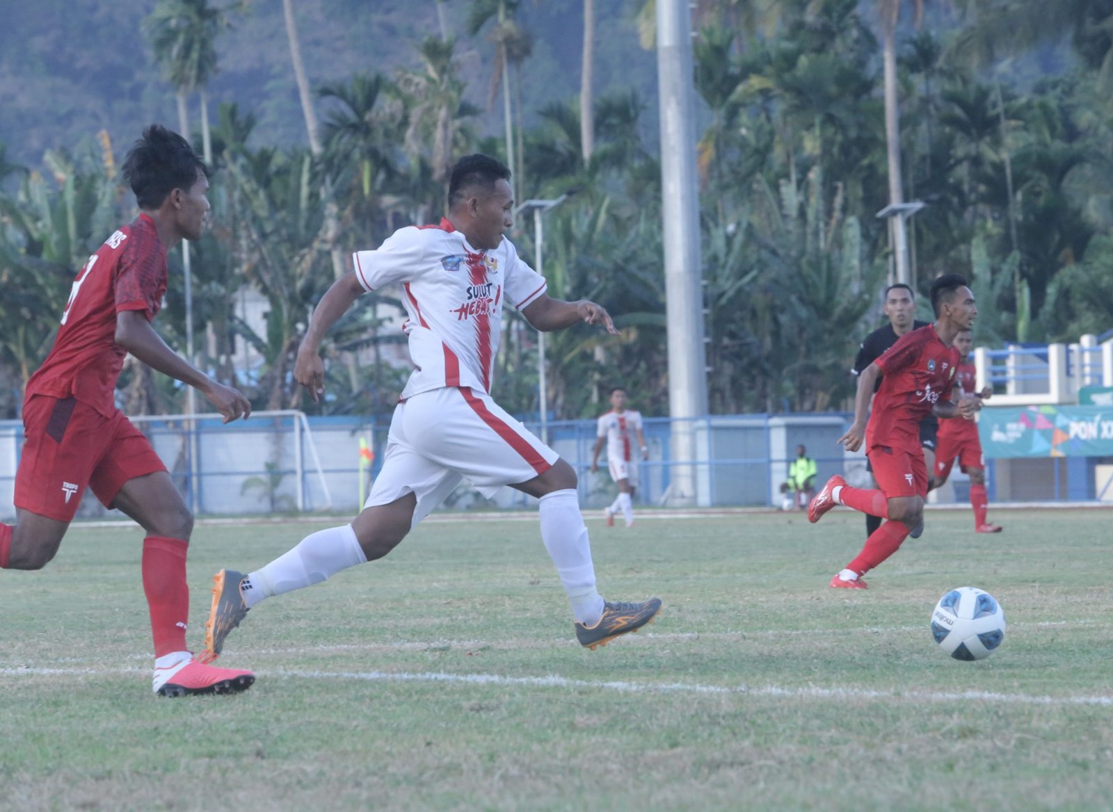 Maulana Mugama Sebelum Mencetak Gol Kemenangan Tim Sepakbola Sulut (Foto : Steven Boham)