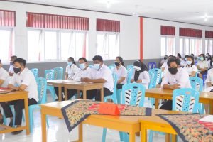 Peserta Seleksi Guru ASN - P3K Kabupaten Kepulauan Sangihe Menerima Arahan Dari Penanggung Jawab Tempat Seleksi Kompetensi (Foto : Ger/Lintasutara)