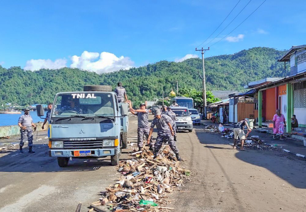 Sinergis, Lanal Tahuna Bersama Masyarakat Membersihkan Sampah Sisa Gelombang Pasang di Boulevard Tidore (Foto : Ist)