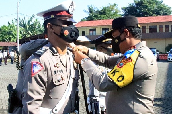 Kapolda Irjen Pol Nana Sudjana Memasangkan Pita Tanda Dimulainya Operasi Patuh Samrat 2021 (Foto : Ist)