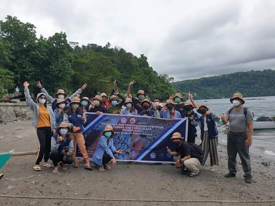 Foto Bersama Usai Observasi Lapangan Terkait Webinar Micro Plastic (Ist)
