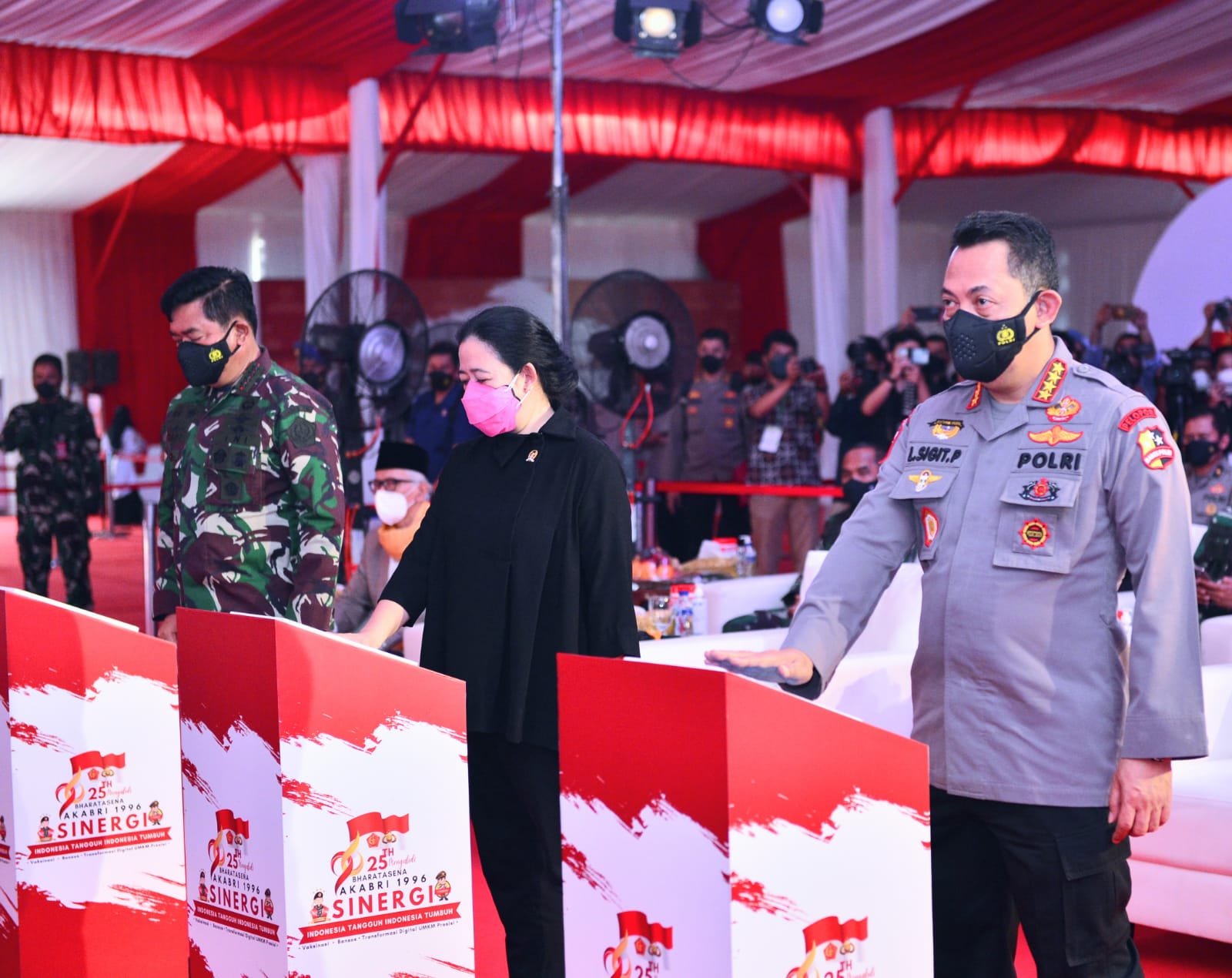 Ketua DPR RI Puan Maharani, Panglima TNI Marsekal Hadi Tjahjanto, dan Kapolri Jenderal Listyo Sigit Prabowo, Meninjau Vaksinasi Massal (Foto : Ist)
