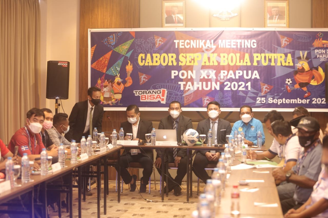 Manajer Tim Michael Thungari Menghadiri Technical Meeting Cabor Sepakbola Putra PON XX Papua (Foto : Steven Boham)