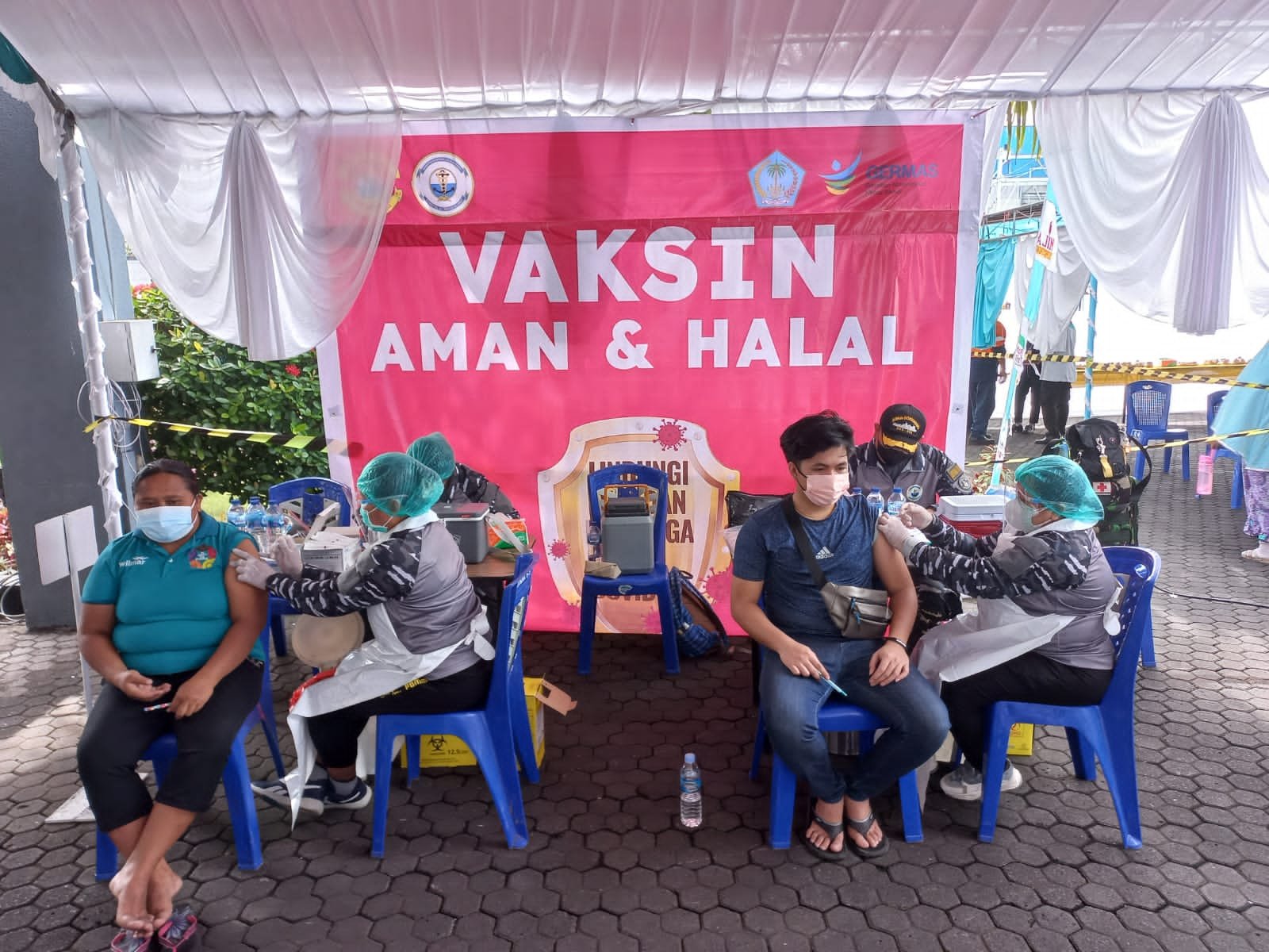 Sejumlah Masyarakat Mengikuti Serbuan Vaksinasi Maritim di Bitung (Foto : Ist)