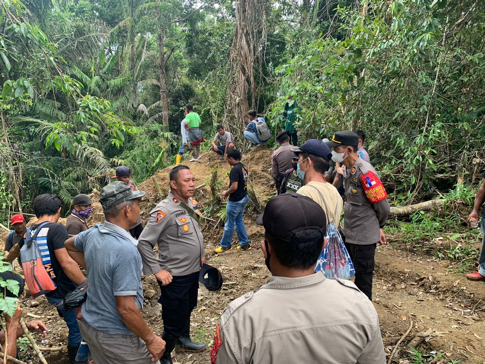 Aksi pemasangan patok batas wilayah di perkebunan Bolingongot (Foto : Ist)