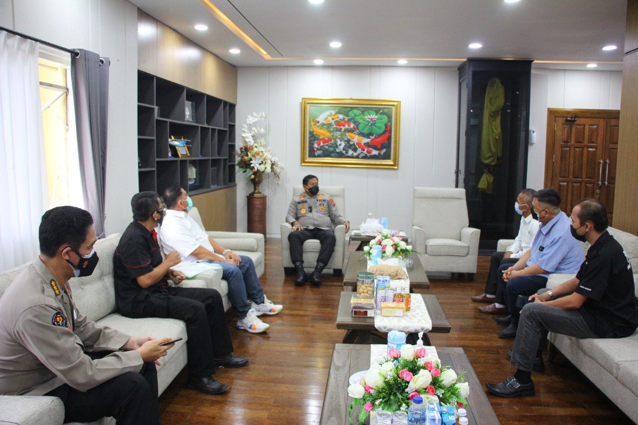 Kapolda Sulut Bincang-bincang Santai Bersama Pengurus PWI Sulut (Foto : Ist)