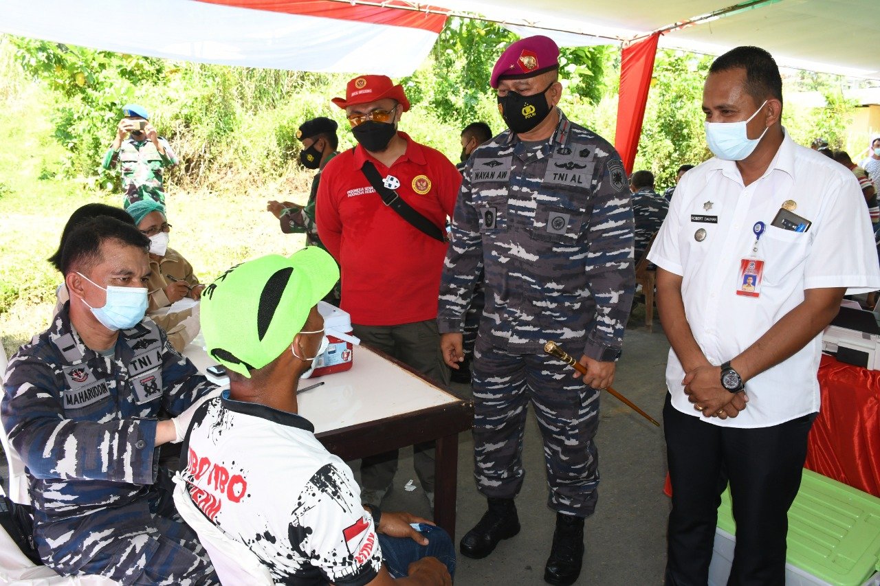 Danlantamal VIII Dan Kabinda Sulut Bincang-bincang Bersama Peserta Vaksinasi di Kelurahan Kairagi 2 (Foto : Ist)