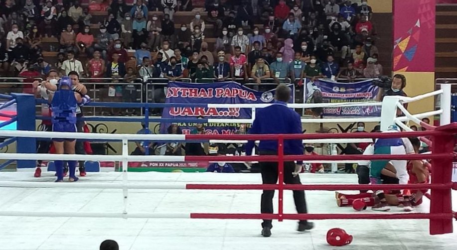 Atlet Muaythai Putra Sulut di Kelas 63,5 KG Prays Karundeng (Biru) Sukses Menumbangkan Atlet Papua Barat (Foto : Ist)