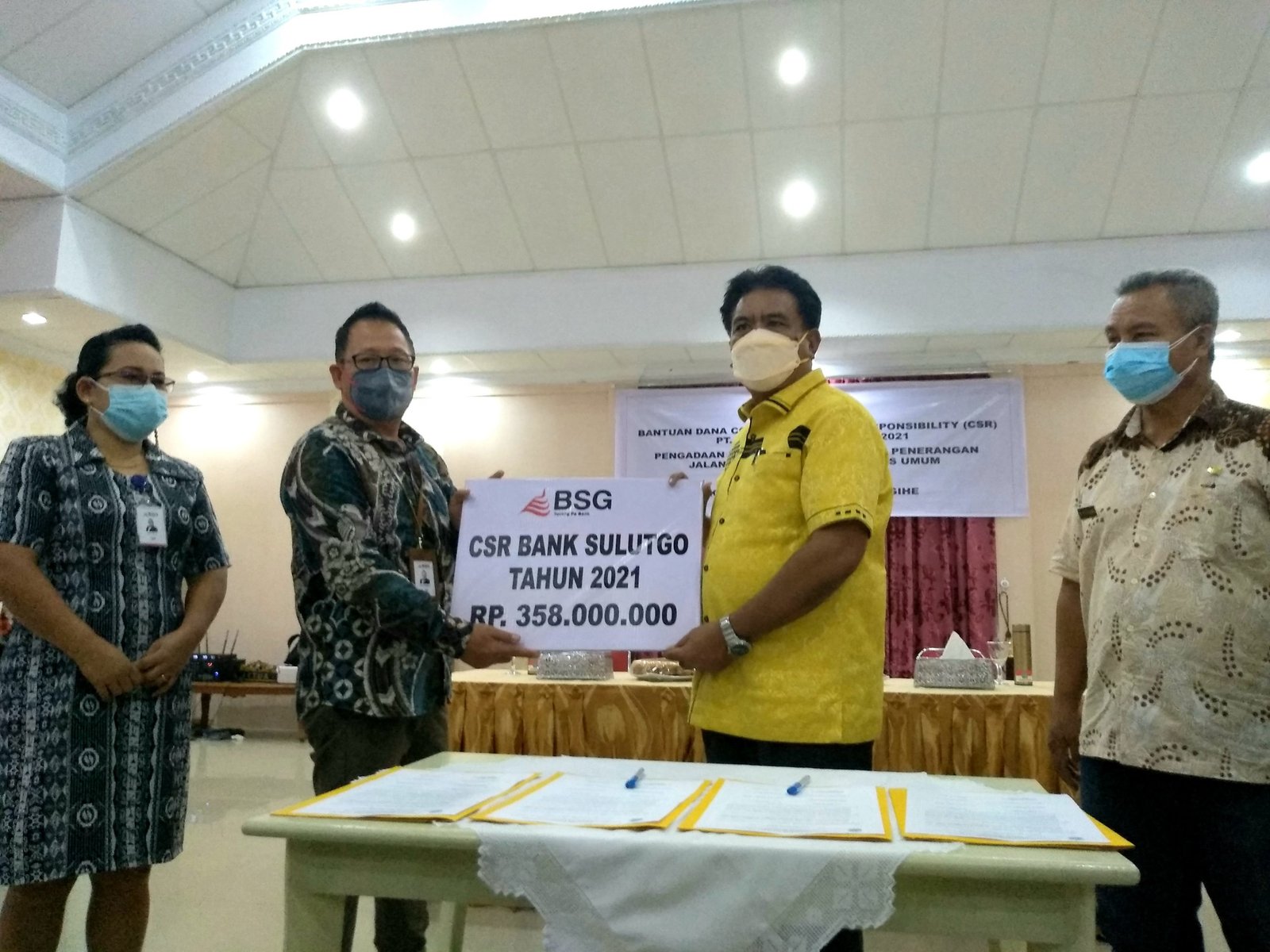Penyerahan Simbolis Bantuan Dana CSR Oleh Branch Manager BSG Cabang Tahuna Albert Tambariki Yang Diterima Langsung Bupati Kepulauan Sangihe Jabes Ezar Gaghana (Foto : Lintasutara)