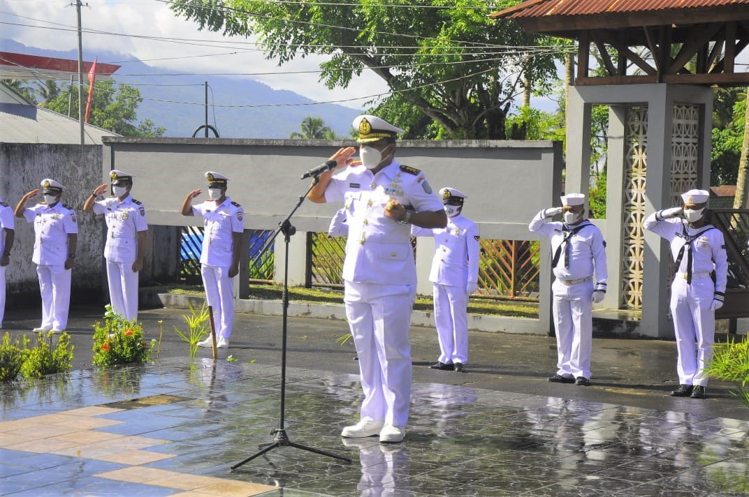 Danlanal Tahuna Kolonel Laut (P) Sobarudin M.Tr.Hanla Memimpin Penghormatan Kepada Arwah Para Pahlawan di TMP Malebur (Foto : Ger/Lintasutara)