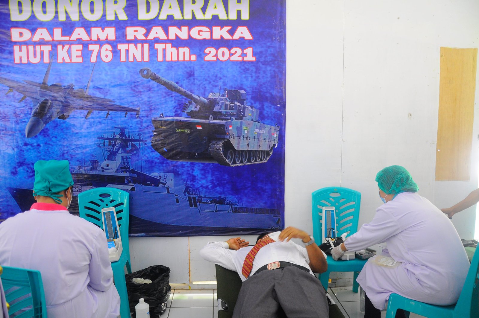 Donor Darah Dalam Rangka Peringatan HUT TNI Ke-76 di Papanuhung Santiago Tampungang Lawo (Foto : Ger/Lintasutara)