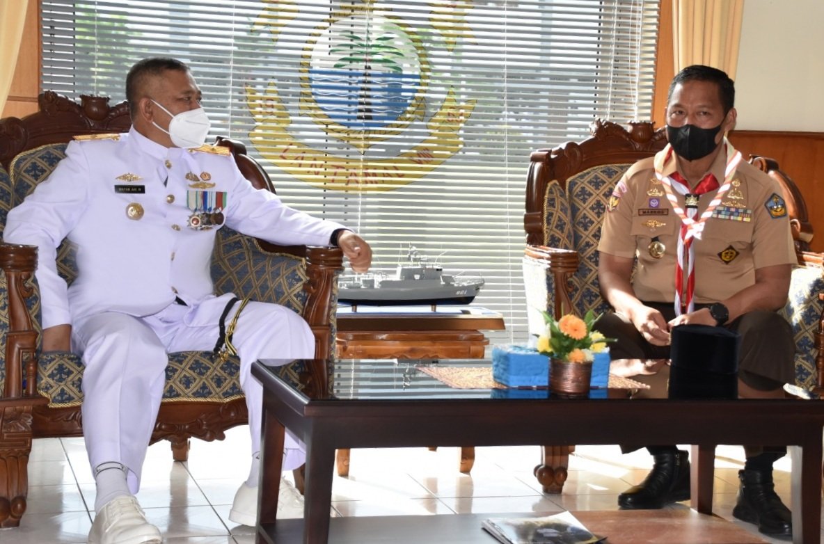 Danlantamal Brigjen TNI (Mar) I Wayan Ariwijaya Diskusi Bersama Kadispotmaral Brigjen TNI (Mar) Markos (Foto : Ist)