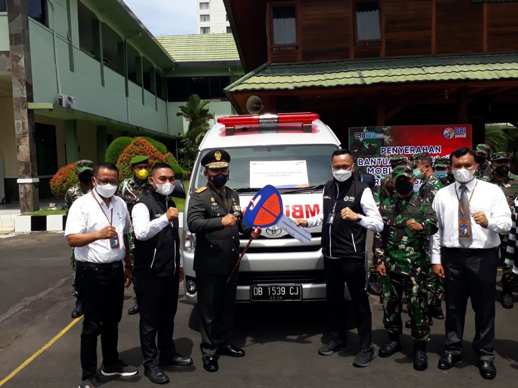 Danrem 131/Santiago Brigjen TNI Prince Meyer Putong Menerima Bantuan 1 Unit Ambulance Dari Pt. BRI Yang Diserahkan Kepala Kanwil BRI Manado John Sarjono (Foto : Ist)