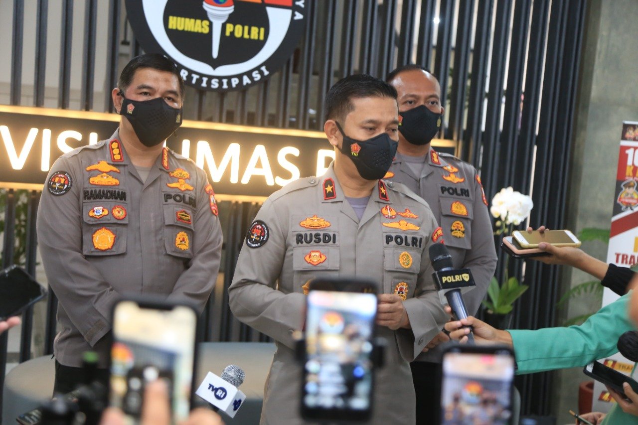 Karopenmas Divisi Humas Polri Brigadir Jenderal Rusdi Hartono Tengah Memaparkan Kronologi Meninggalnya Mantan Bupati Yahukimo Abock Busup (Foto : Ist)