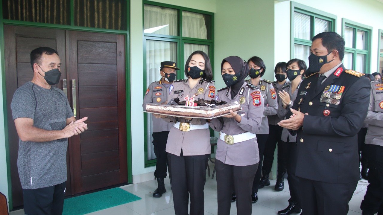 Kejutan HUT TNI Ke-76 Dari Kapolda Sulut Dikediaman Pangdam XIII/ Merdeka Meyjen TNI Wanti WF Mamahit (Foto : Ist)