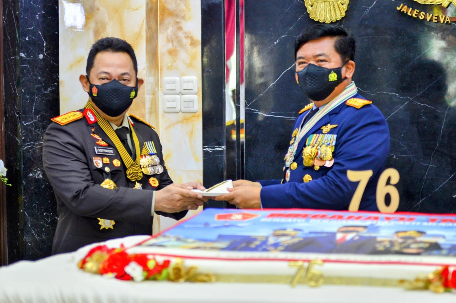 Kapolri Jenderal Listyo Sigit Prabowo Mengunjungi Panglima TNI Marsekal Hadi Tjahjanto Untuk Mengucapkan Selamat HUT TNI Ke-76 (Foto : Ist)