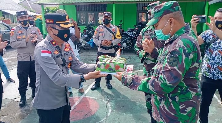 Perwira Penghubung Kodim 1301/Sangihe Mayor Inf M. Takumansang Meniup Lilin Yang Dibawakan Wakapolres Sitaro Kompol H.O. Bingku (Foto : Honeng/Lintasutara)