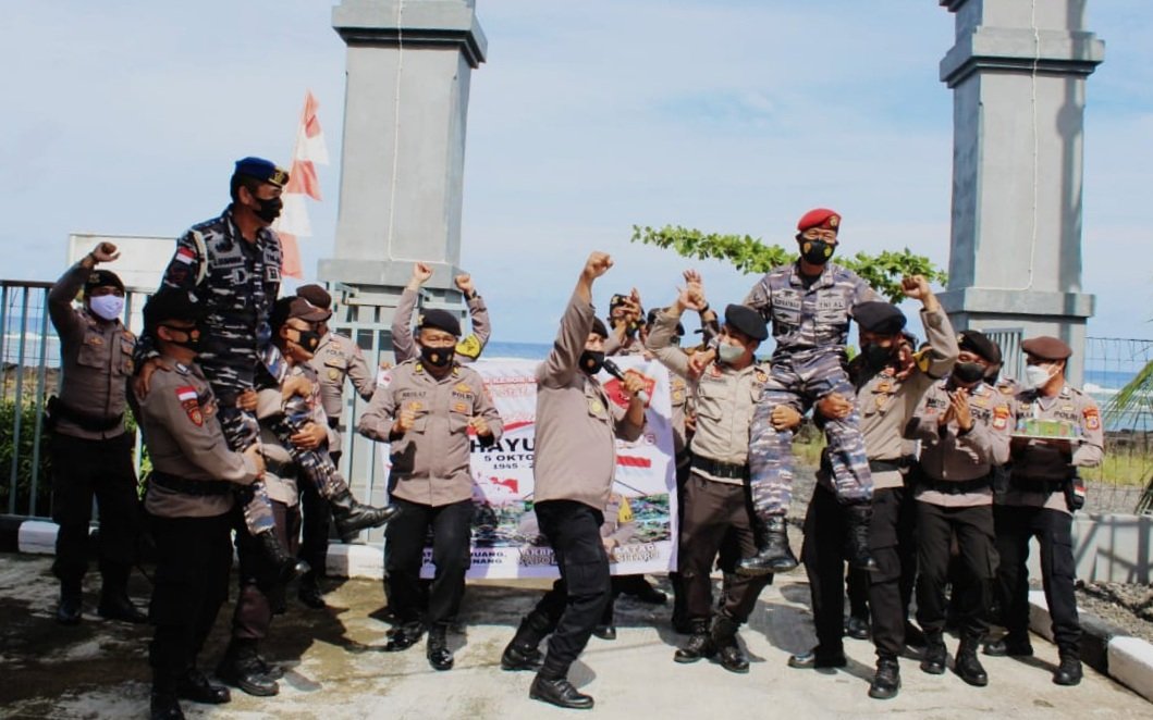 Keakraban Polsek Sibar dan Posal Siau di HUT TNI Ke-76 (Foto : Ist)