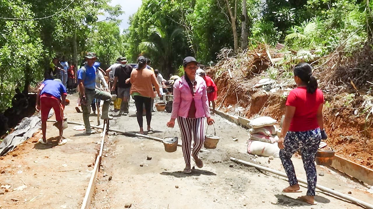 Menyatu, Satgas dan Masyarakat Mengerjakan Pembuatan Jalan Secara Bersama-sama (Foto : Ist)