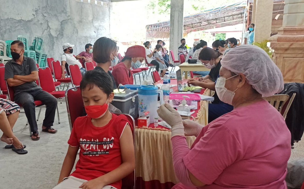 Vaksinasi di Halaman Pastori GMIST Kendagu Ruata Terbuka Untuk Anak-anak (Foto : Ist)