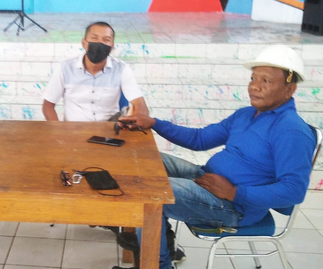 LWL (Biru), Teknisi Vendor PLN Ketika Bersua Awak Media (Foto : Lintasutara)
