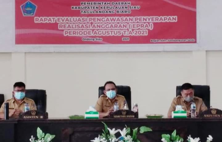 Sekretaris Daerah Drs.Herry Bogar Memimpin EPPRA Periode Agustus di Auditorium Pemkab Sitaro (Foto : Honeng/Lintasutara)