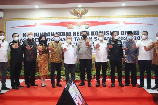 Foto Bersama Komisi III DPR RI, Polda Sulut dan BNNP Sulut (Foto : Ist)