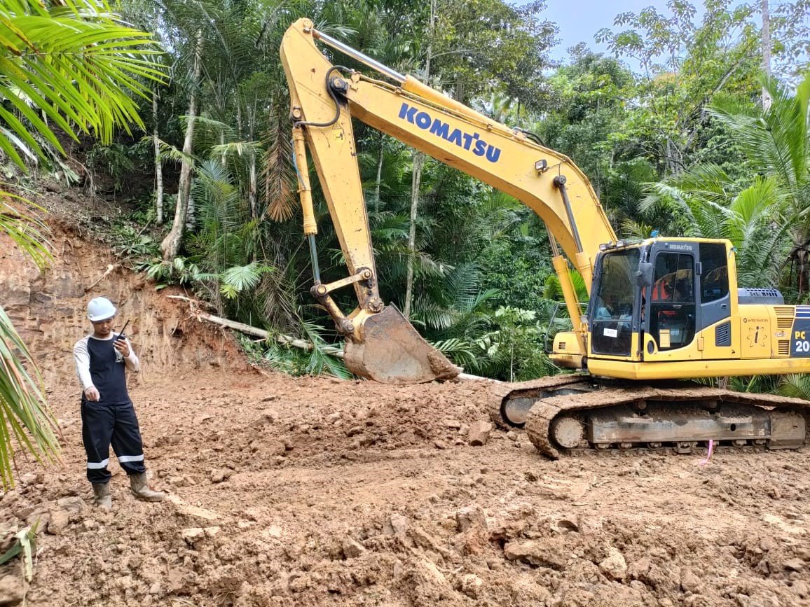 Salah Satu Bagian Pekerjaan Membuka Akses Eksplorasi Yang Diklaim Sebagai Konstruksi Yang Diduga Hanya Untuk Menggaet Investor (Foto : Ist)