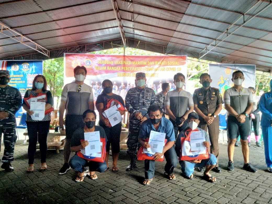 Foto Bersama Seusai Servak dan Penyerahan Sembako (Foto : Ist)