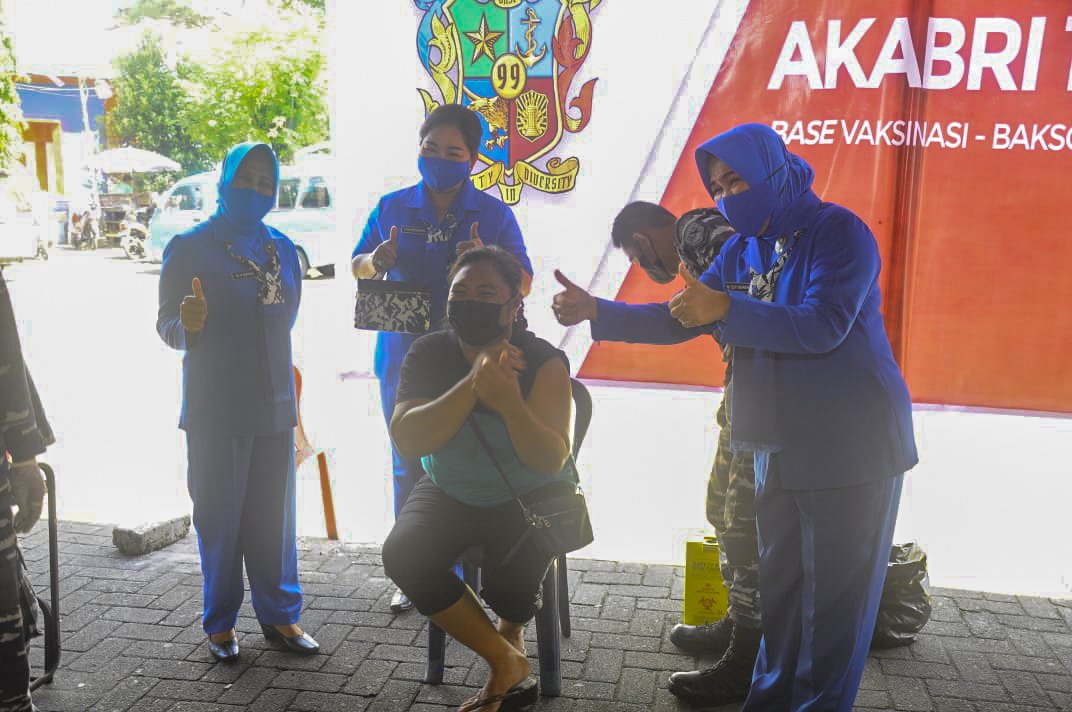 Ketua Jalasenastri Cab.5 Korcab VIII Ny. Elzza Sobarudin Bersama Jajaran Secara Aktif Memberikan Semangat Kepada Peserta Vaksinasi AKABRI 1999 dan Lanal Tahuna (Foto : Lintasutara)