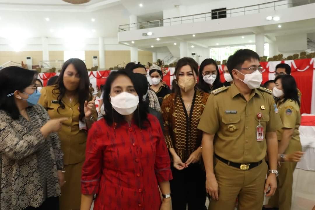 Walikota Manado Andrei Angouw Didampingi Ketua Tim Penggerak PKK Kota Manado Irene Angouw Pinontoan Dalam Kunker Menteri PPPA (Foto : Ist)