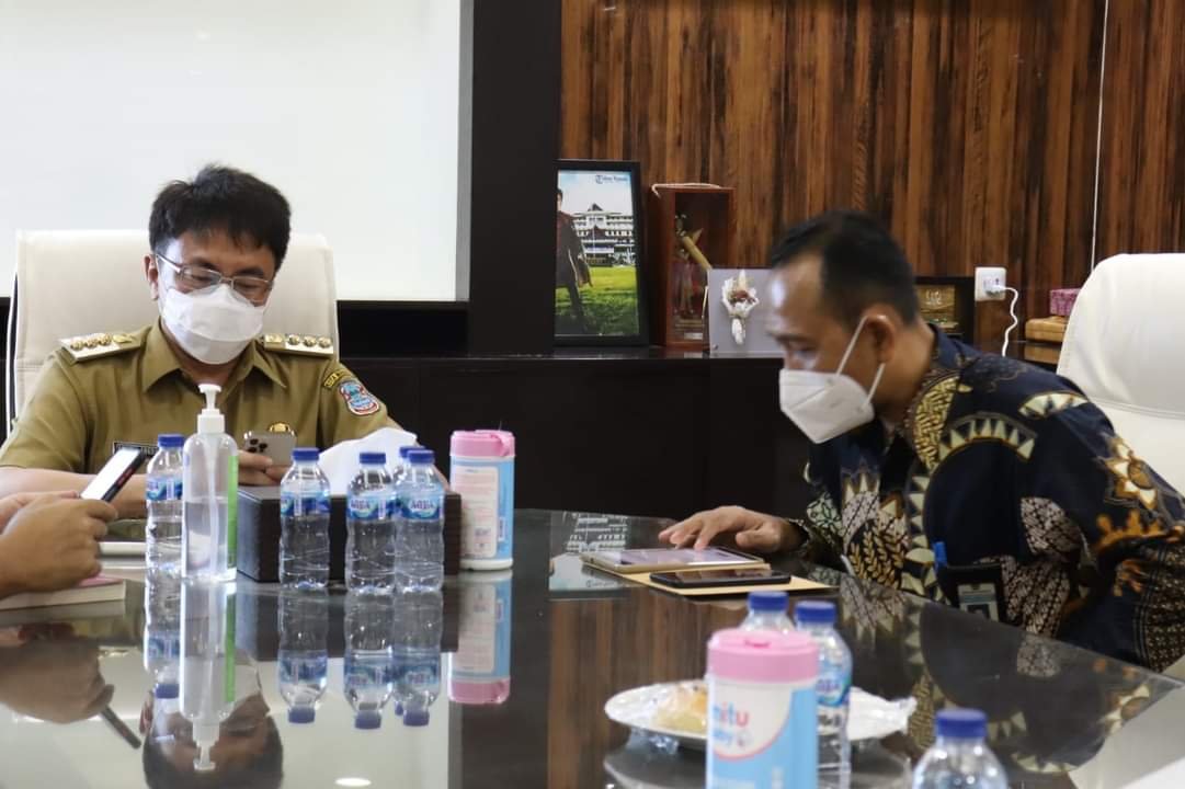 Walikota Manado Andrei Angouw Bersama Kepala KPPN Manado Asyep Syaefudin (Foto : Ist)