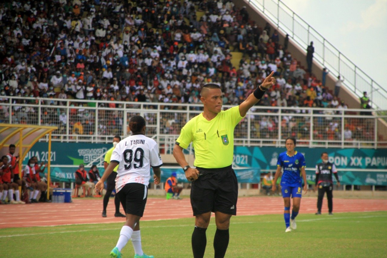 Bripka David Sasube Memimpin Salah Satu Laga di PON XX Papua (Foto : Ist)