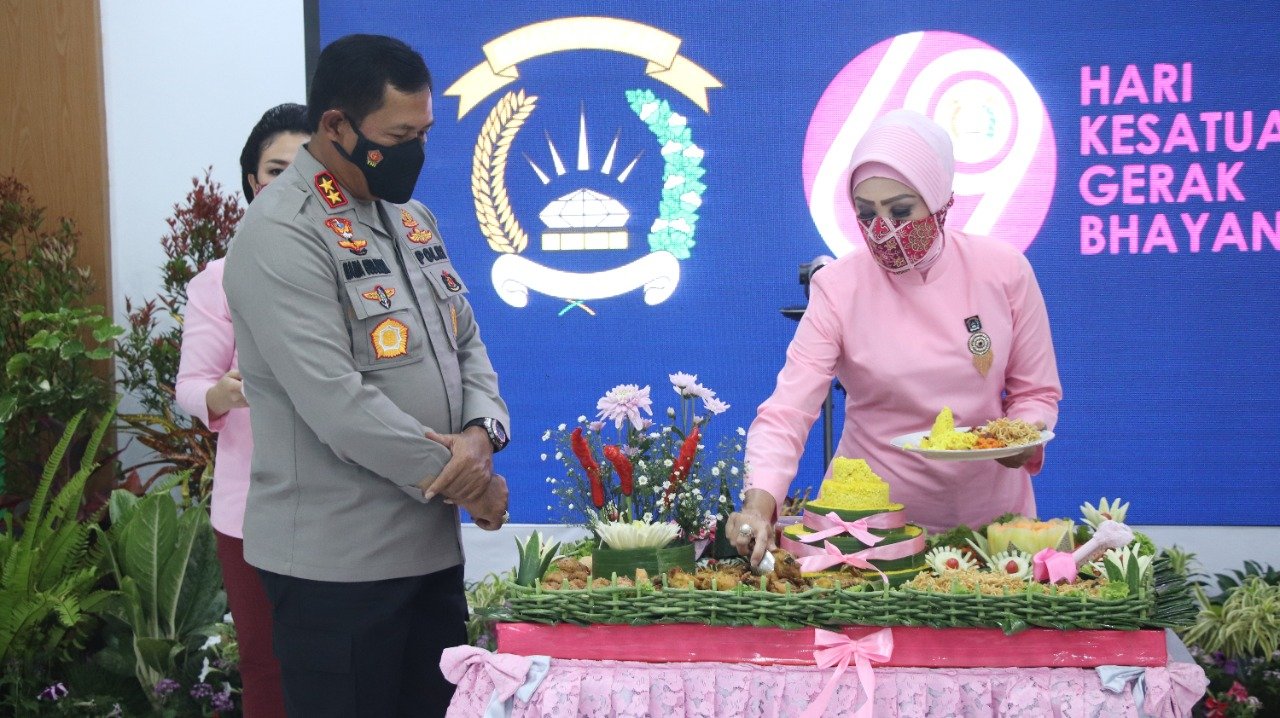Pemotongan Tumpeng Dalam Gelaran Puncak Peringatan HKGB ke-69 (Foto : Ist)