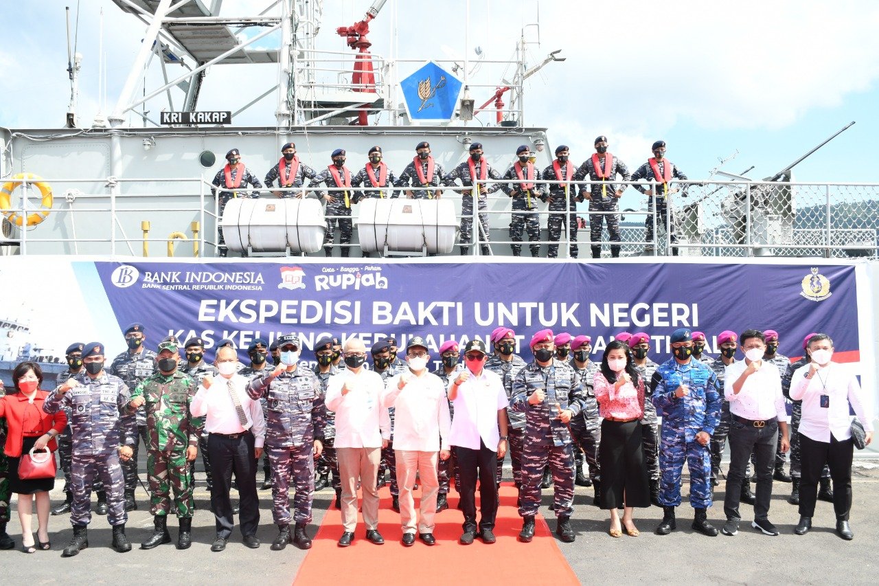 Foto Bersama Danlantamal, Walikota Bitung, Kepala Perwakilan BI Sulut dan Tim Ekspedisi Bakti Untuk Negeri Kas Keliling Kepulauan Terdepan, Terluar dan Terpencil (Foto : Ist)