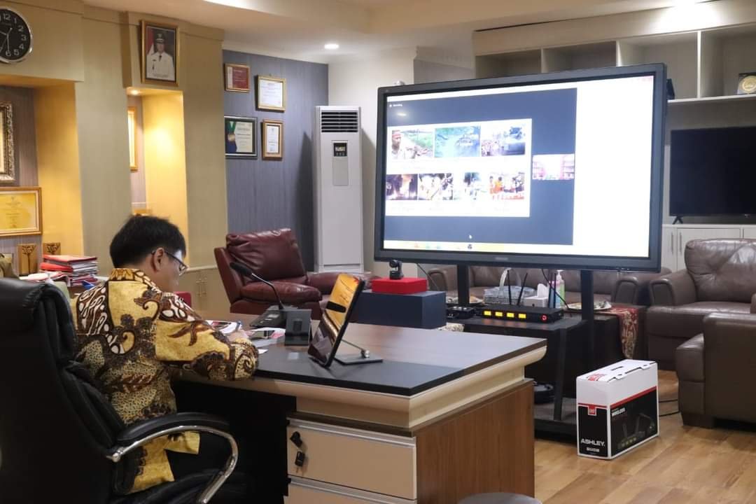 Walikota Manado Andrei Angouw Mengikuti Zoom Meeting Pembekalan Pemerintahan Dalam Negeri Dari Ruang Kerjanya (Foto : Ist)
