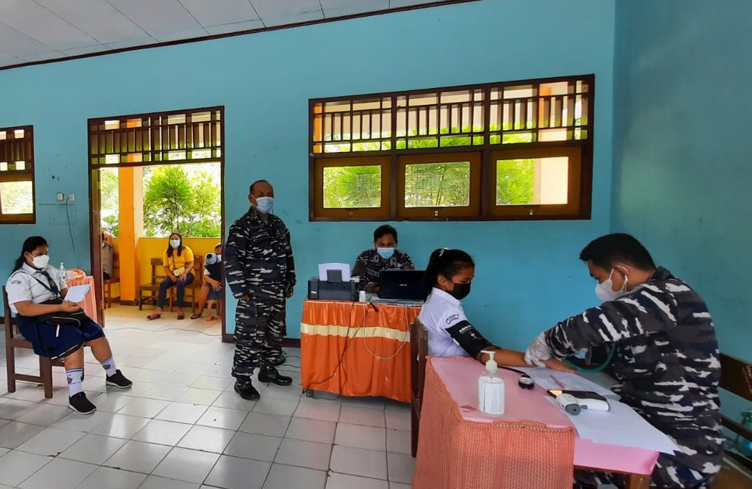 Serbuan Vaksinasi Lanal Tahuna Menyasar Pelajar di SMP 5 Tahuna (Foto : Ist)
