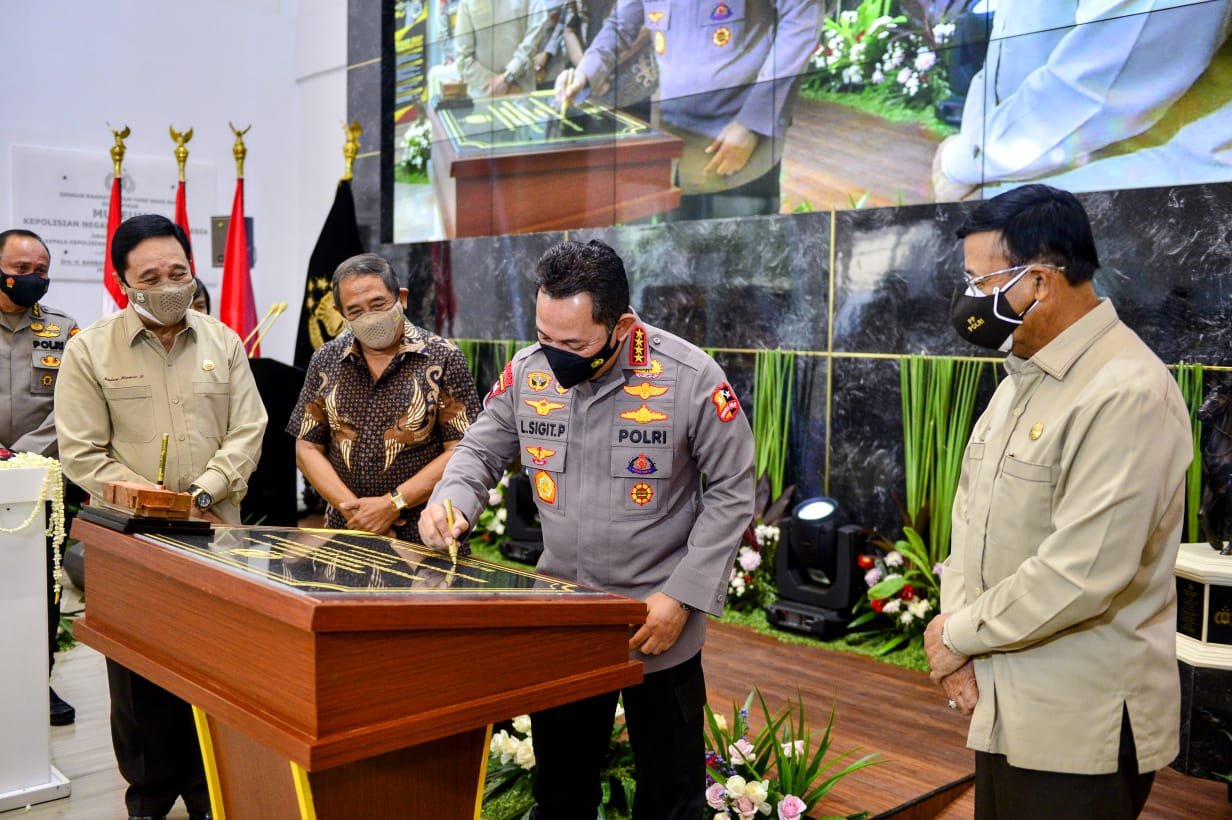 Kapolri Jenderal Listyo Sigit Prabowo Menandatangani Prasasti Hasil Revitalisasi Museum Polri (Foto : Ist)