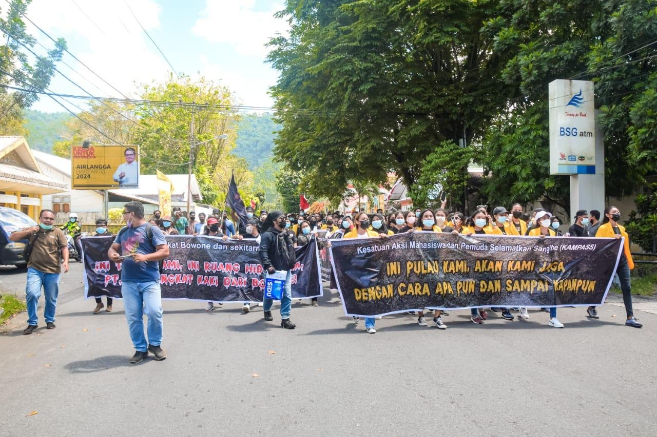 Barisan Masa Aksi KAMPASS Menuju Ke Kantor DPRD Sangihe (Foto : Ger/Lintasutara)