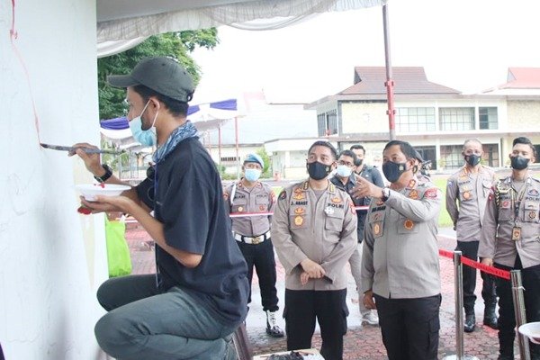 Kapolda Sulut Irjen Pol Nana Sudjana Secara Aktif Memantau Peserta Bhayangkara Mural Festival 2021 (Foto : Ist)