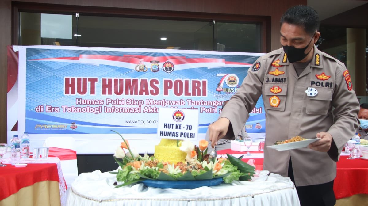 Kabid Humas Polda Sulut Kombes Pol Jules Abraham Abast Memotong Tumpeng Perayaan HUT Ke-70 Humas Polri di Polda Sulut (Foto : Ist)