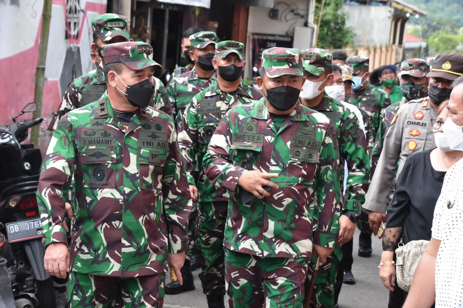 Danrem 131/Santiago Brigjen TNI Prince Meyer Putong Mendampingi Pangdam XIII/Mdk Mayjen TNI Wanti Waranei F Mamahit Memantau Vaksinasi di Kabupaten Minahasa (Foto : Ist)