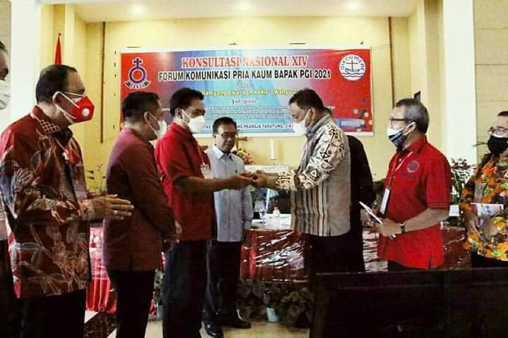 Ketua FK-PKB PGI Olly Dondokambey Menyerahkan Palu Sidang Kepada Pnt. Jabes Ezar Gaghana (Foto : Ist)