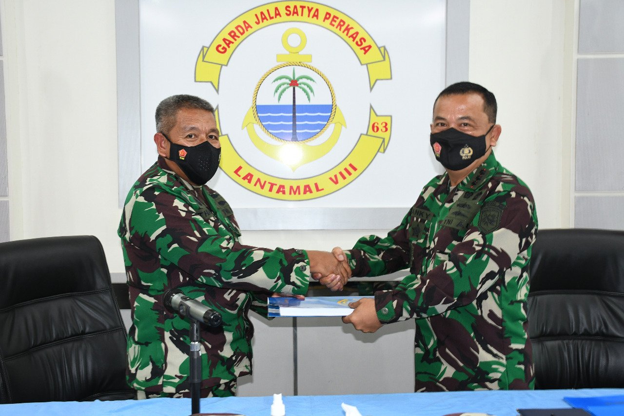 Ketua Tim Audit Kolonel Laut (S) Thamrin Menyerahkan Hasil Audit Kepada Wadan Lantamal VIII Kolonel Laut (P) May Franky Pasuna Sihombing (Foto : Ist)