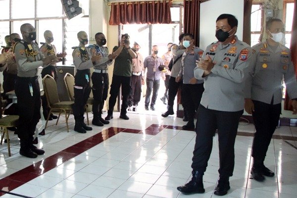 Kapolda Sulut Irjen Pol Nana Sudjana Memberikan Pembekalan Kepada 300 Siswa Diktukba Polri (Foto : Ist)