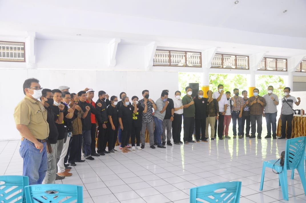 Tim Pemantau Lapangan ESDM dan Bupati Sangihe foto bersama dengan masyarakat Sangihe yang menolak kehadiran PT. TMS (Foto: Gerald/Lintasutara) Tim Pemantau Lapangan ESDM dan Bupati Sangihe foto bersama dengan masyarakat Sangihe yang menolak kehadiran PT. TMS (Foto: Gerald/Lintasutara)