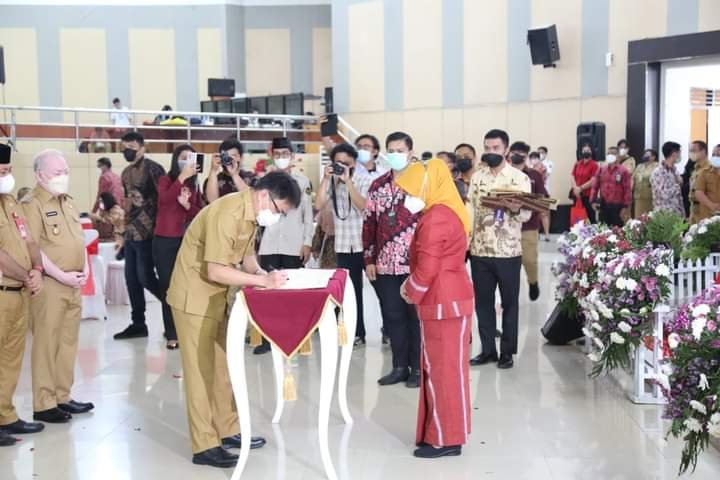 Andrew Angouw menandatangani nota kesepakatan dengan Perpustakaan Nasional